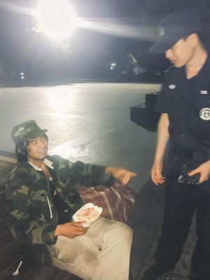 流浪汉拦警车上交拾到钱包被赞&ldquo;最美流浪汉&rdquo;