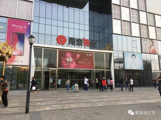 ▲事发商场正门。&nbsp; &nbsp; 新京报记者 周世玲 摄