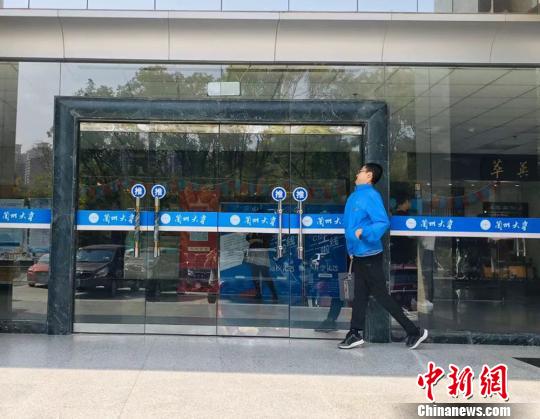 谢炎廷&ldquo;摇摇晃晃&rdquo;前往教室中。　艾庆龙 摄