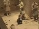 男子掉进西安兵马俑三号坑 有兵马俑被砸坏